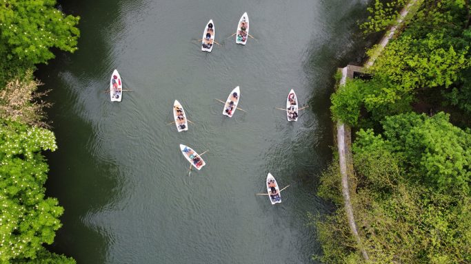 Acht Kähne zu Wasser